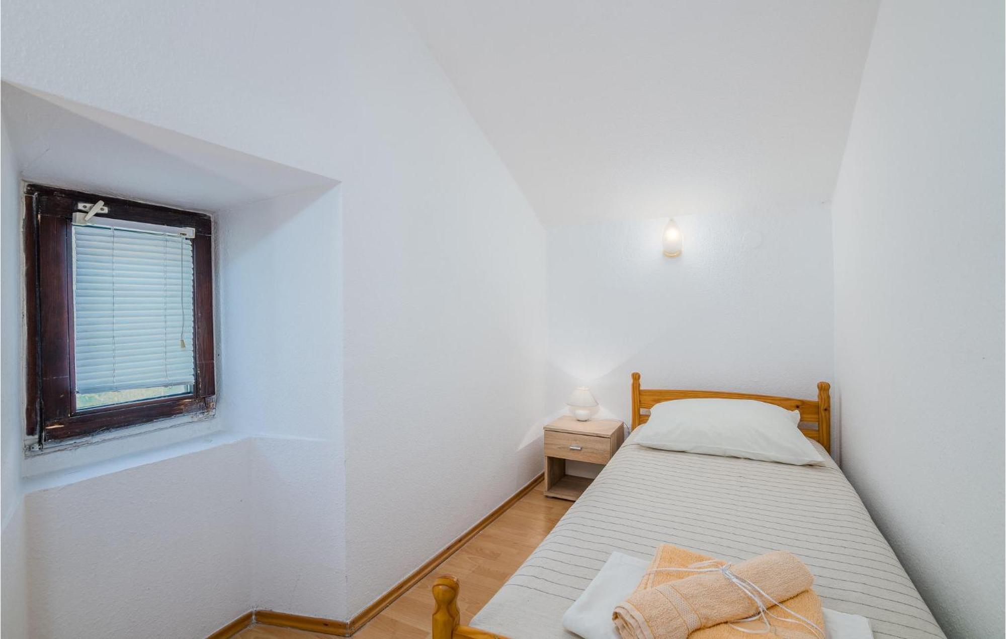 Amazing Home In Malinska Dubasnica With Wifi ภายนอก รูปภาพ