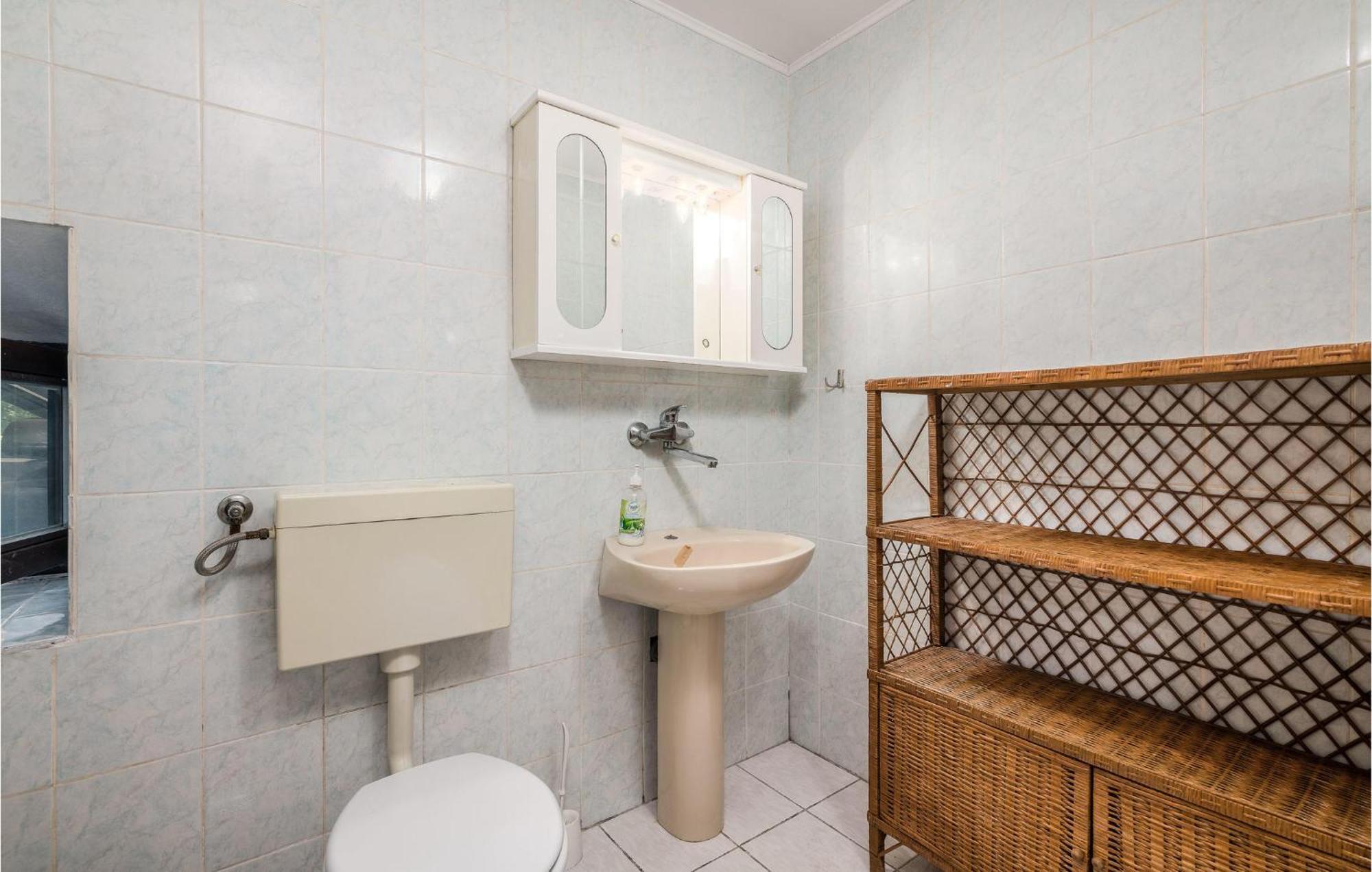 Amazing Home In Malinska Dubasnica With Wifi ภายนอก รูปภาพ